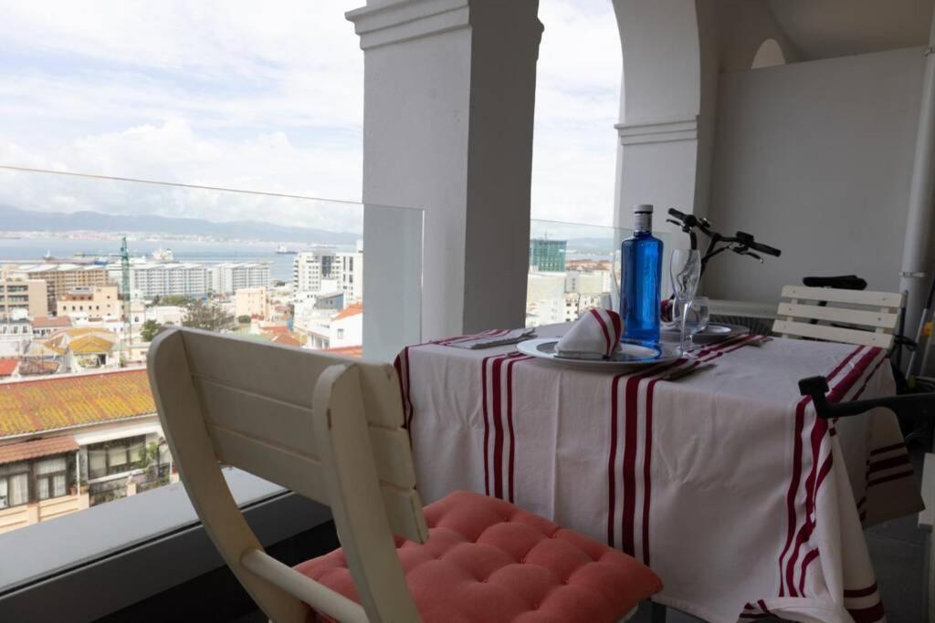 Charming Colonial Flat In Historic Building Apartment ยิบรอลตาร์ ภายนอก รูปภาพ